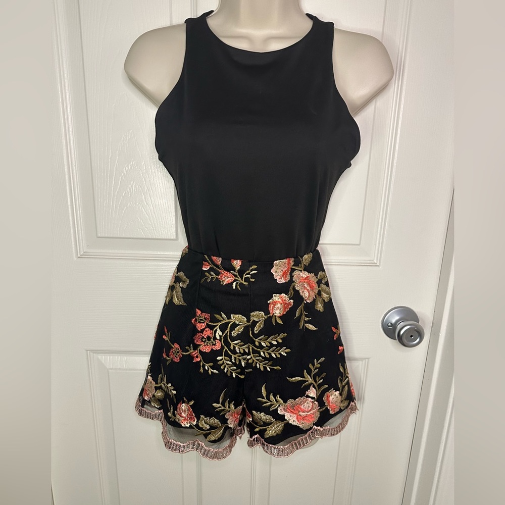 SOLD -Angel Biba high-waisted floral embroidered shorts - Picture 2 of 7